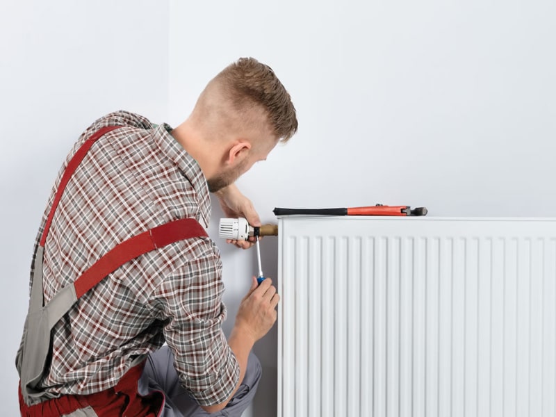 Técnico reparando Radiador Chaffoteaux