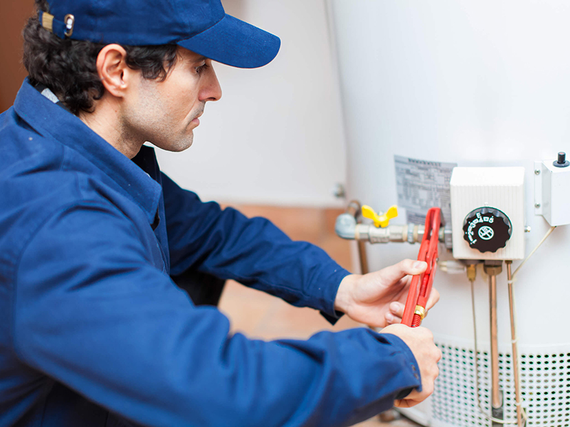 Técnico reparando Campana Caldera Chaffoteaux