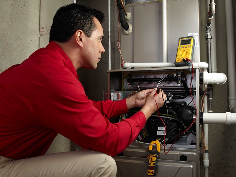 Técnico reparando Calefacción Chaffoteaux