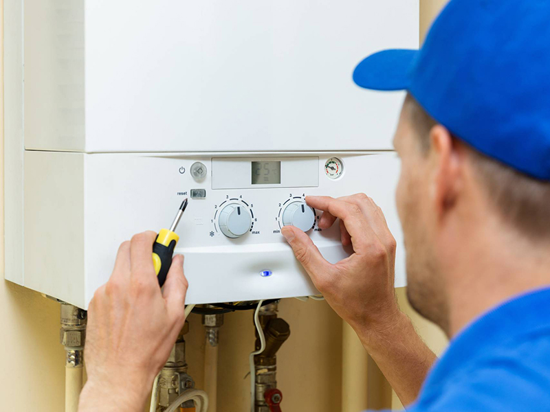 Fotografía de técnico reparando Calentadores Chaffoteaux